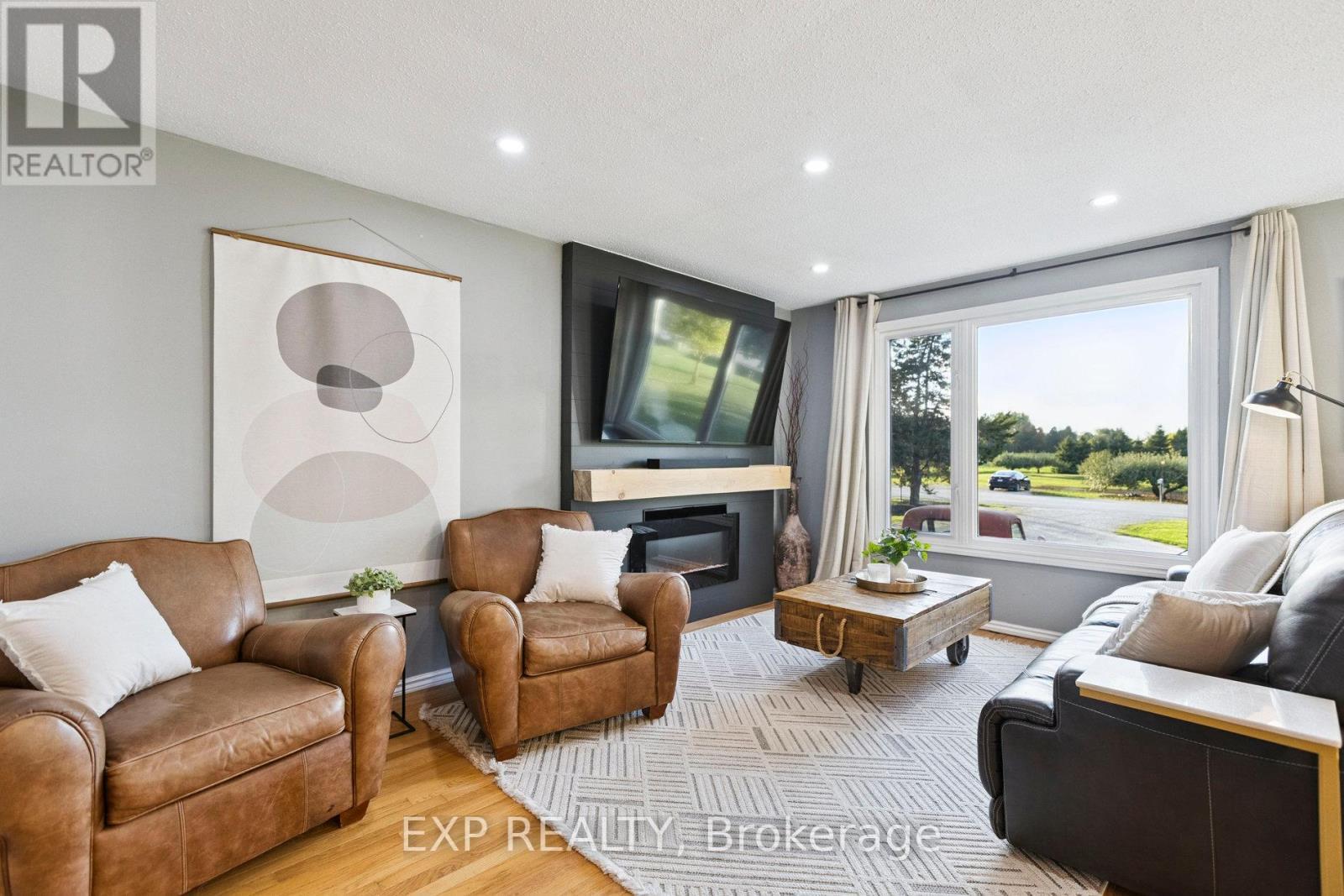 7429 Sideroad 20 Side Road, Mapleton, ON - Indoor Photo Showing Living Room
