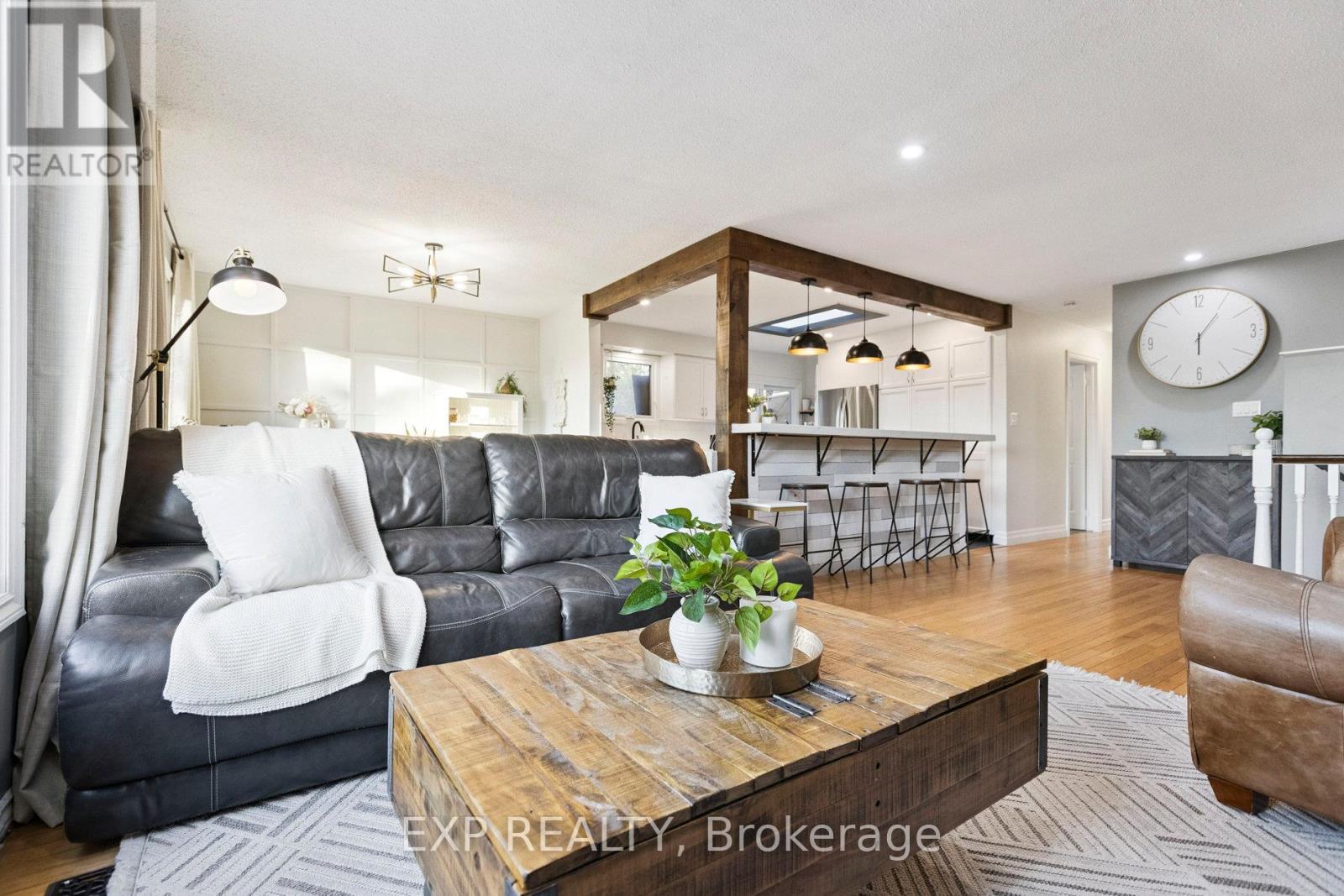 7429 Sideroad 20 Side Road, Mapleton, ON - Indoor Photo Showing Living Room