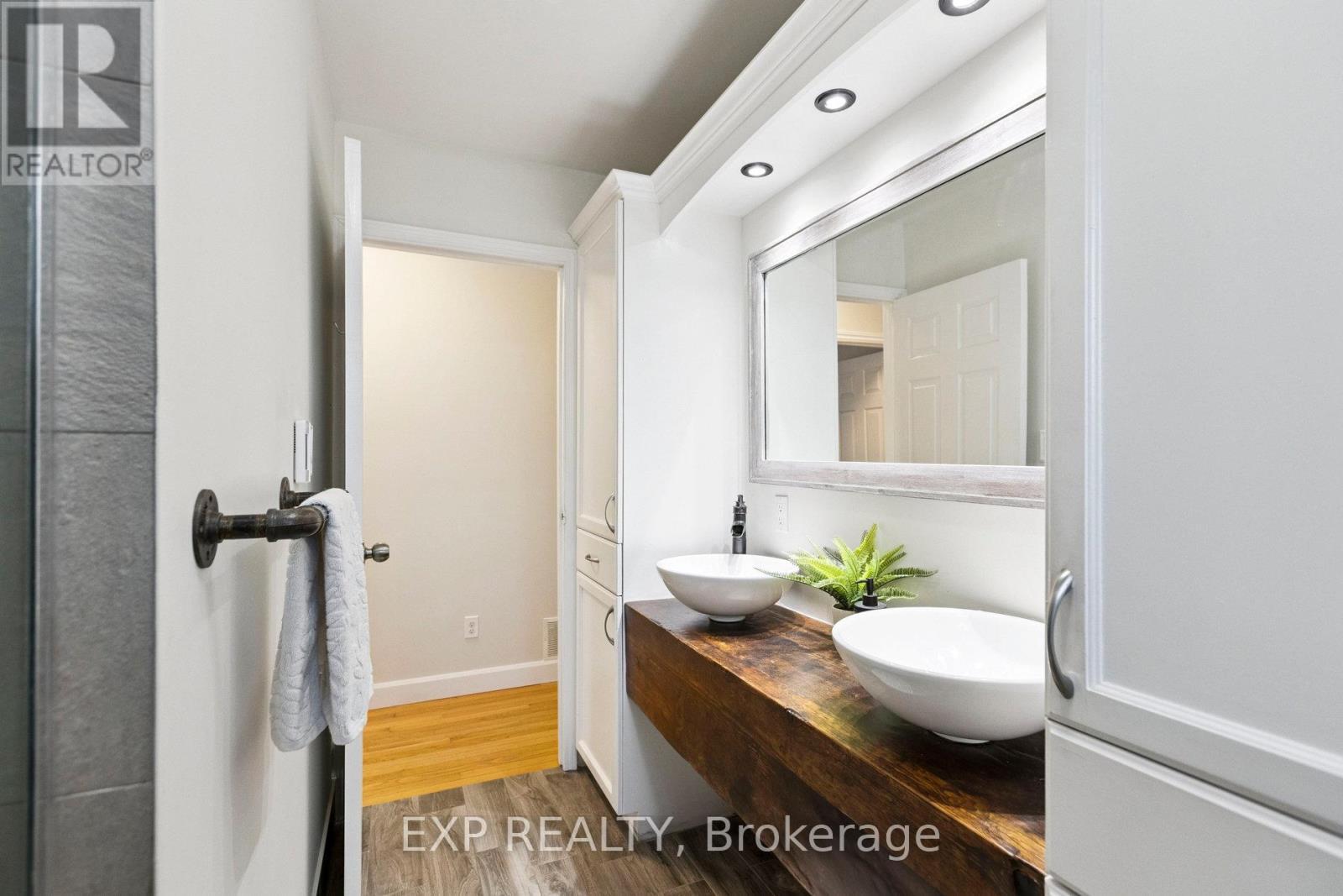 7429 Sideroad 20 Side Road, Mapleton, ON - Indoor Photo Showing Bathroom