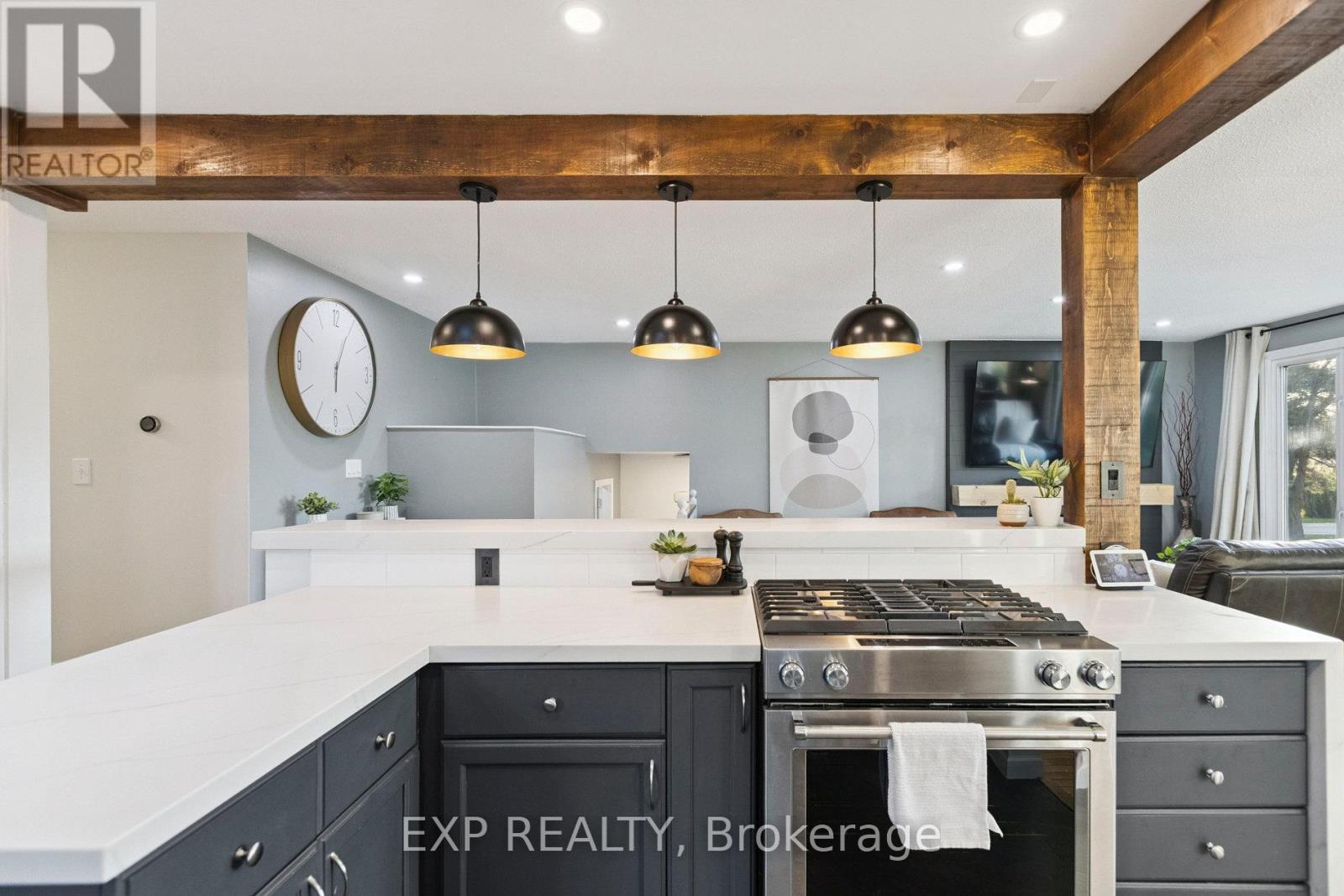 7429 Sideroad 20 Side Road, Mapleton, ON - Indoor Photo Showing Kitchen With Upgraded Kitchen