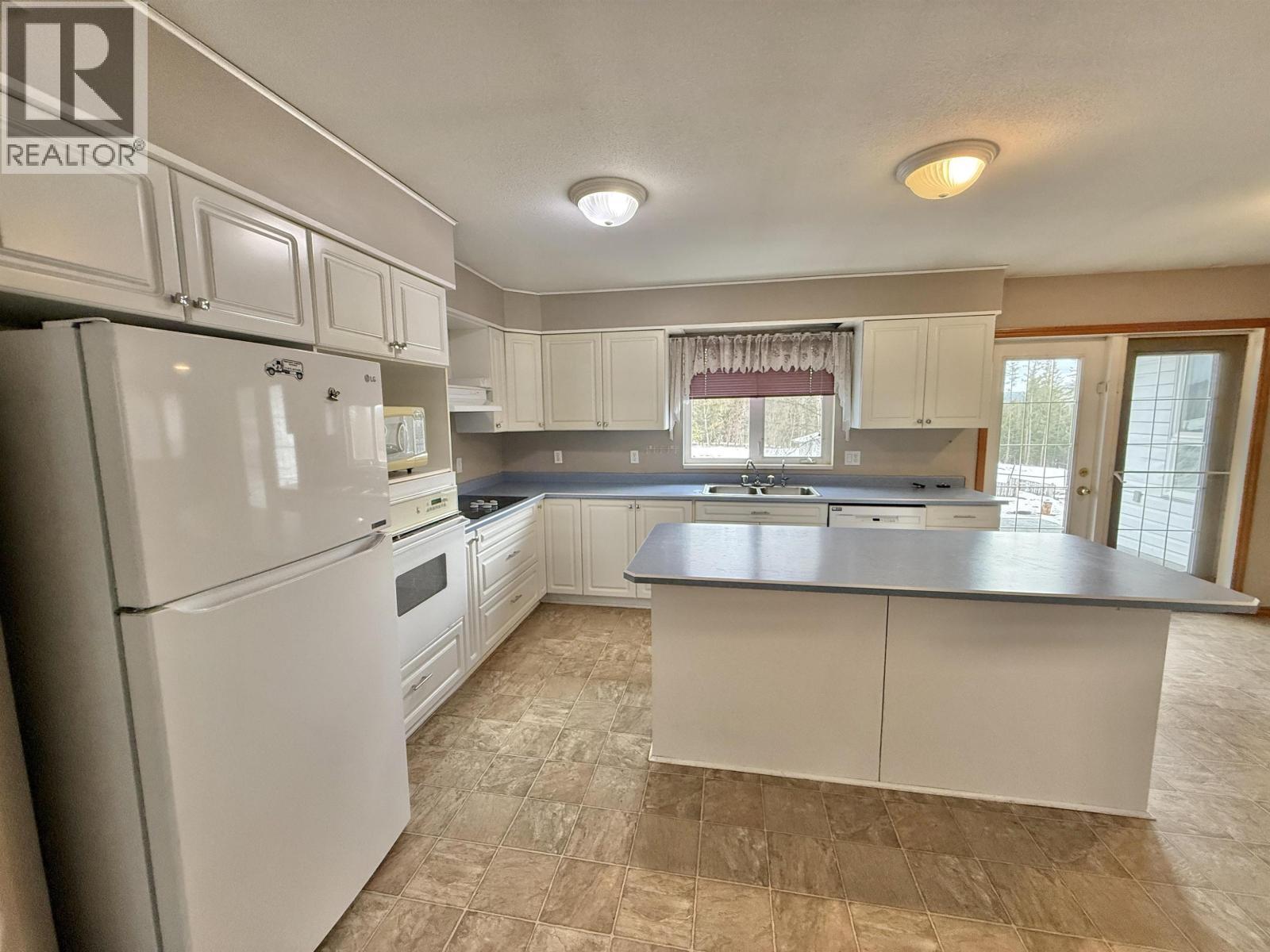 4006 Bluestone Road, Quesnel, BC - Indoor Photo Showing Kitchen With Double Sink