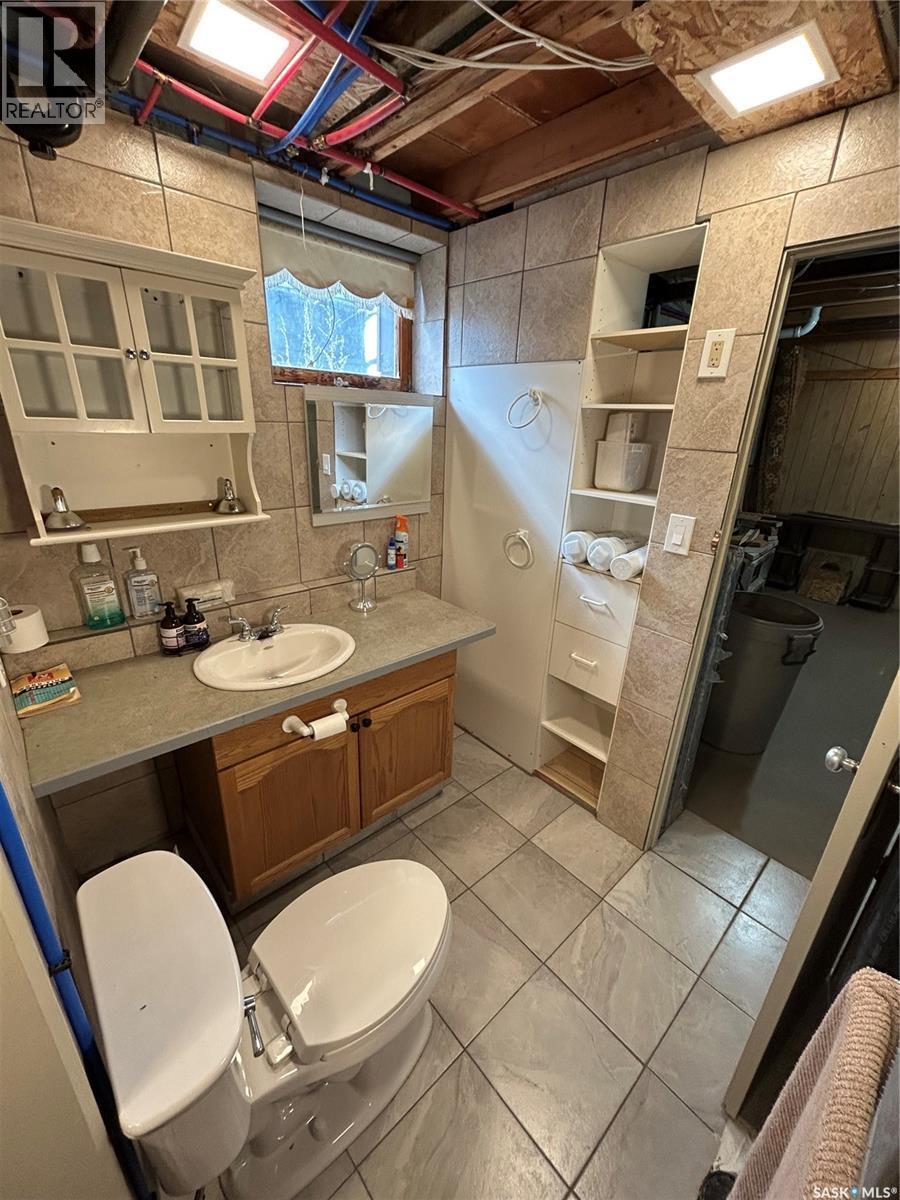 625 Maharg Avenue, Burstall, SK - Indoor Photo Showing Bathroom