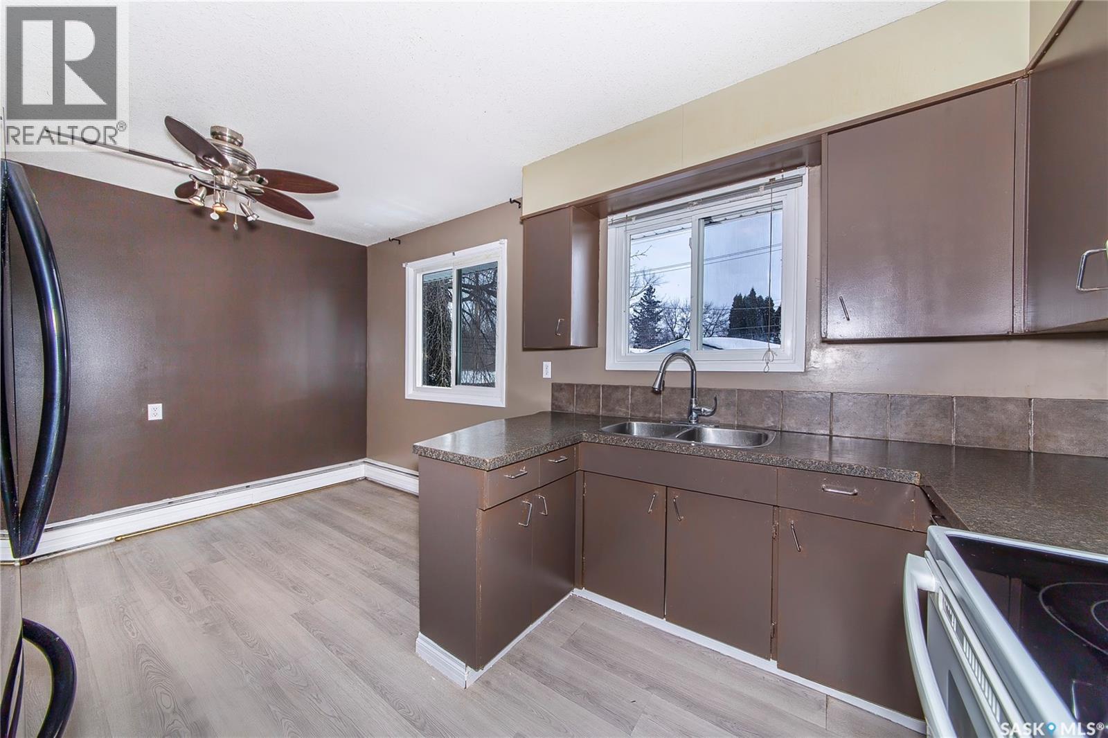 1309 Preston Avenue S, Saskatoon, SK - Indoor Photo Showing Kitchen With Double Sink