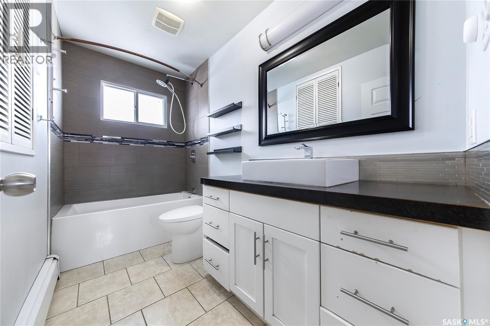 1309 Preston Avenue S, Saskatoon, SK - Indoor Photo Showing Bathroom