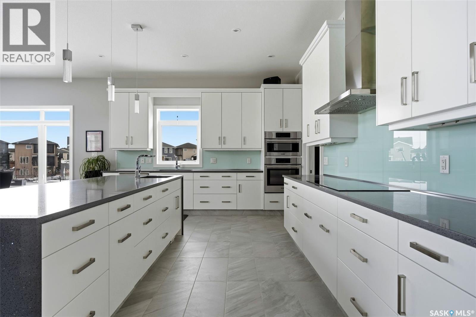 4822 Green View Crescent E, Regina, SK - Indoor Photo Showing Kitchen With Upgraded Kitchen