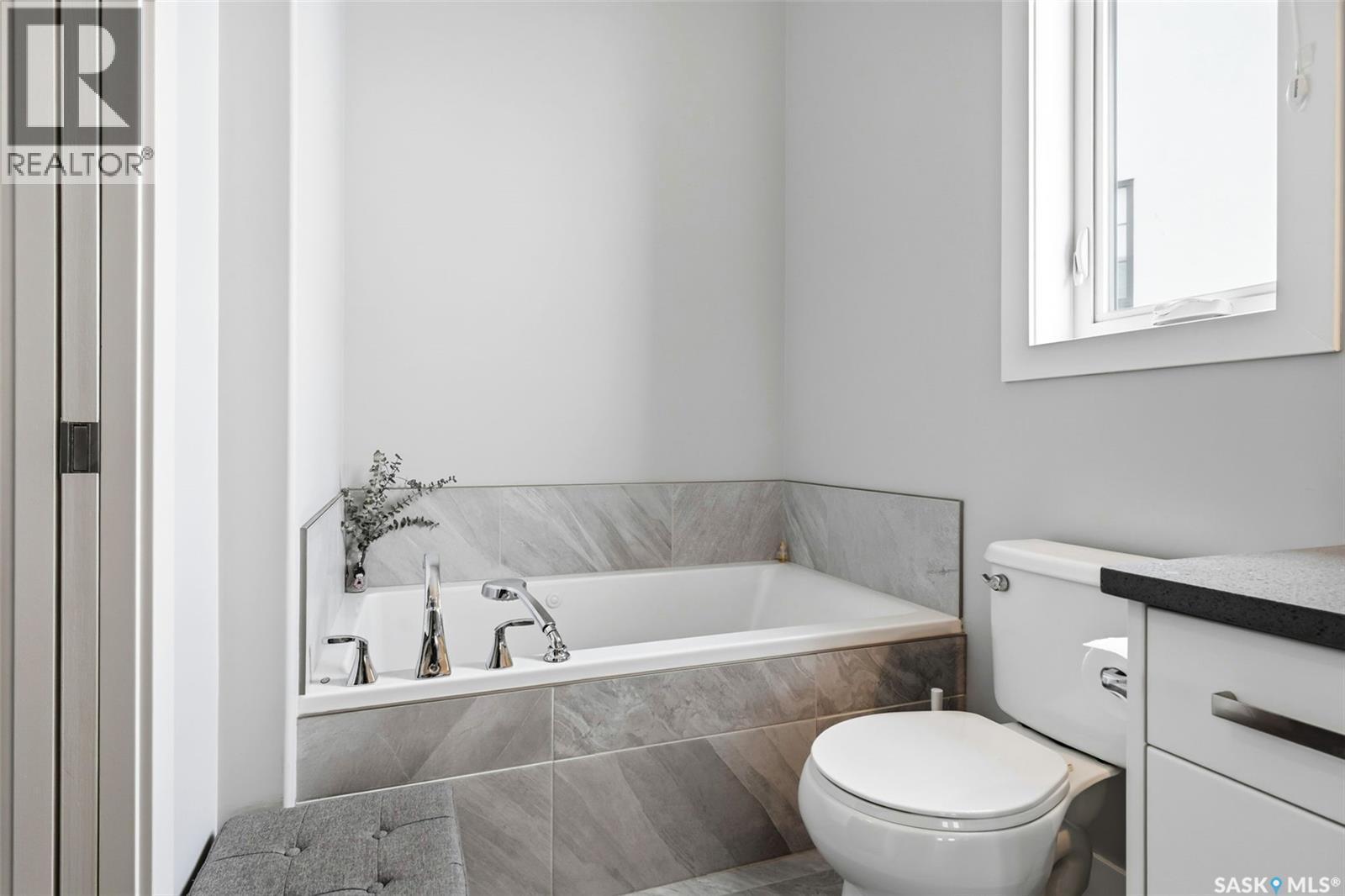4822 Green View Crescent E, Regina, SK - Indoor Photo Showing Bathroom