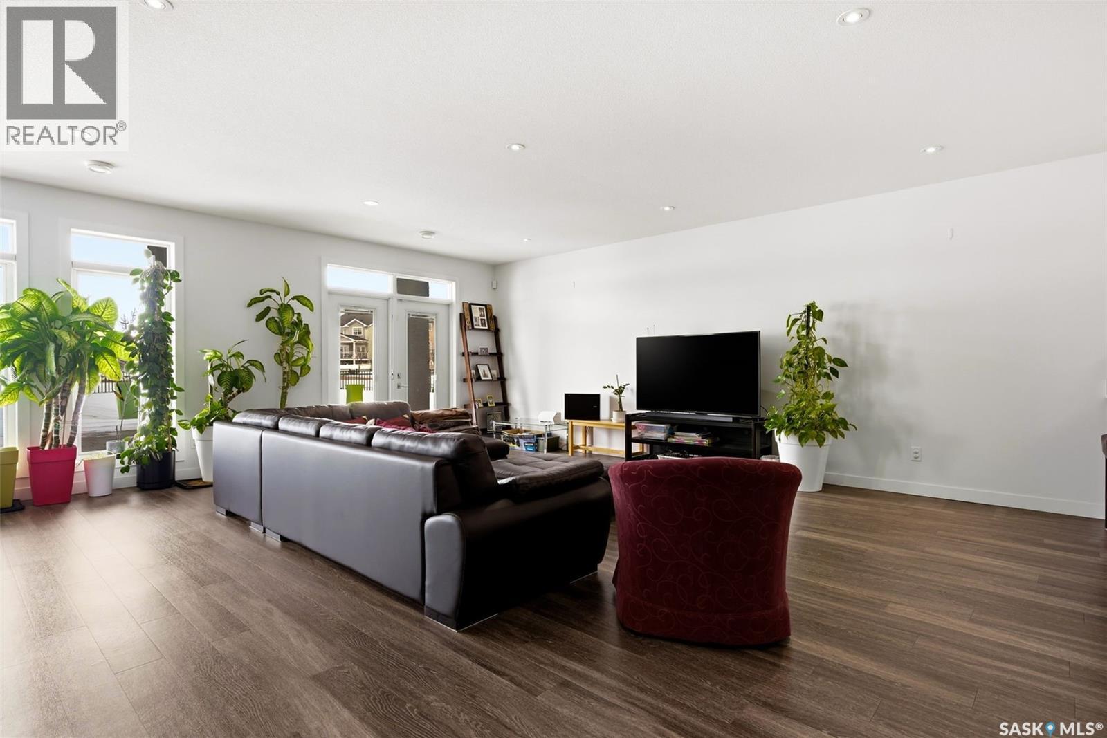 4822 Green View Crescent E, Regina, SK - Indoor Photo Showing Living Room