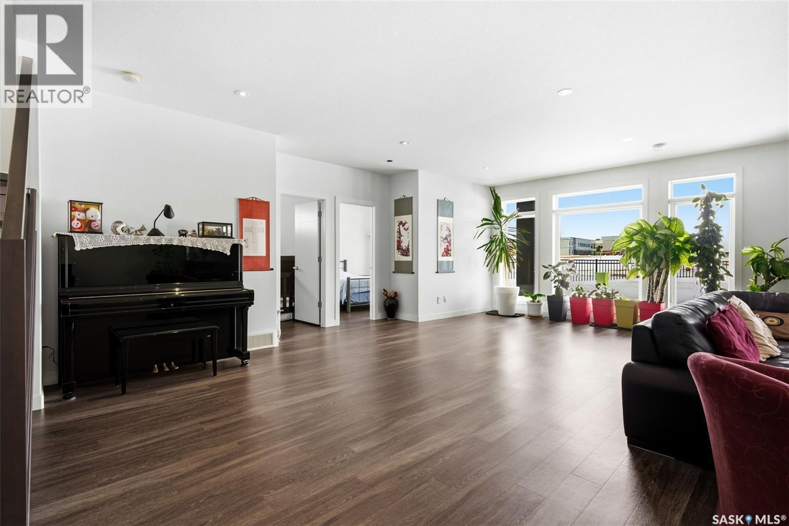 4822 Green View Crescent E, Regina, SK - Indoor Photo Showing Living Room