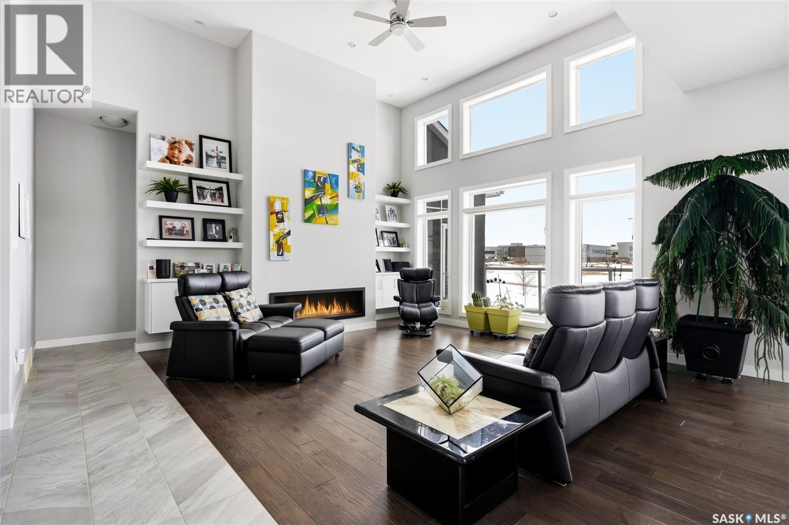 4822 Green View Crescent E, Regina, SK - Indoor Photo Showing Living Room