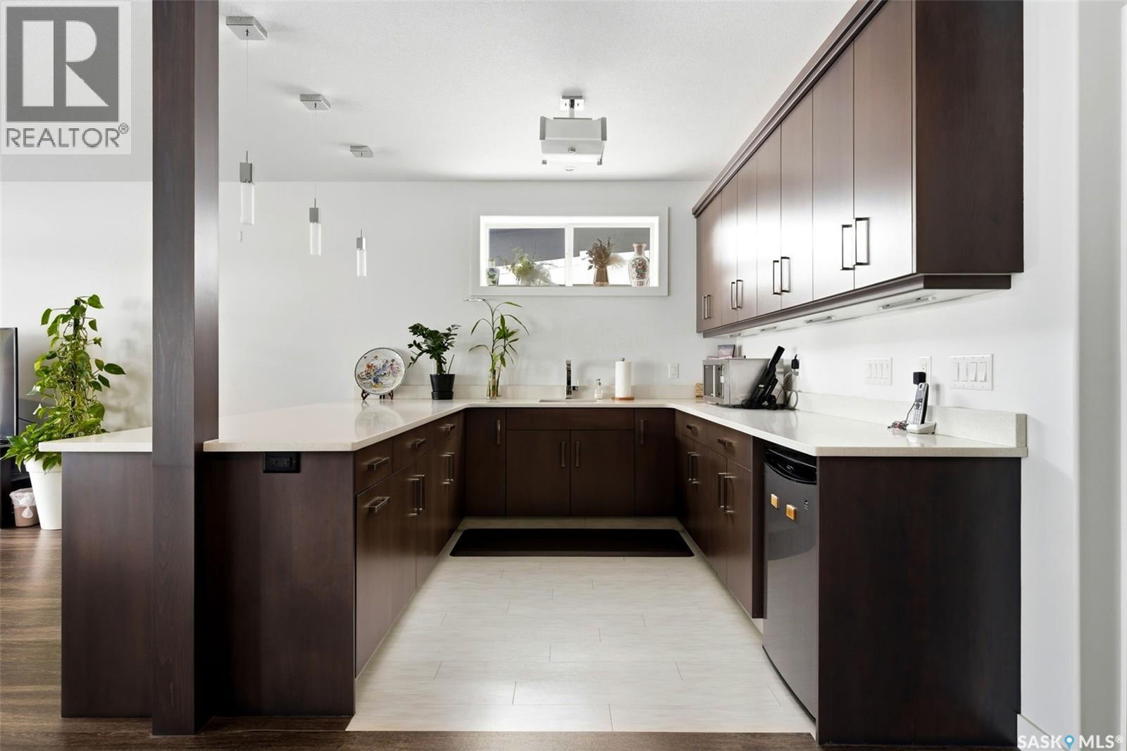4822 Green View Crescent E, Regina, SK - Indoor Photo Showing Kitchen