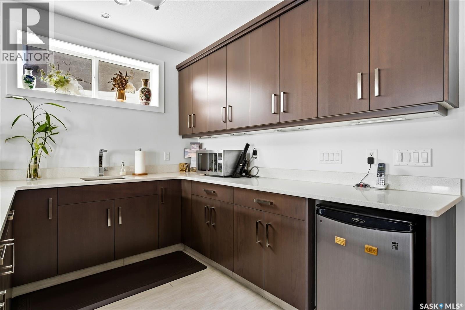 4822 Green View Crescent E, Regina, SK - Indoor Photo Showing Kitchen