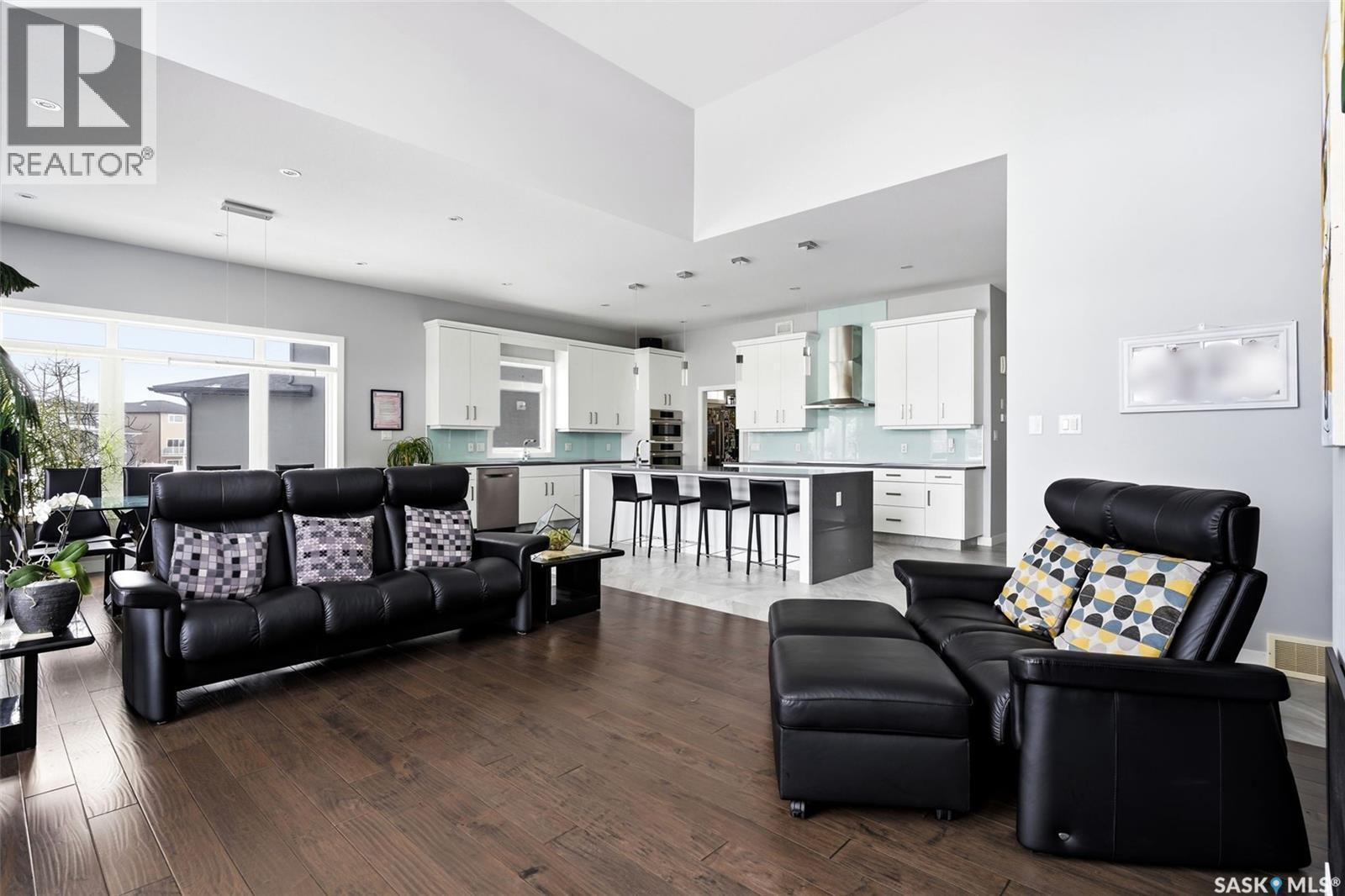 4822 Green View Crescent E, Regina, SK - Indoor Photo Showing Living Room