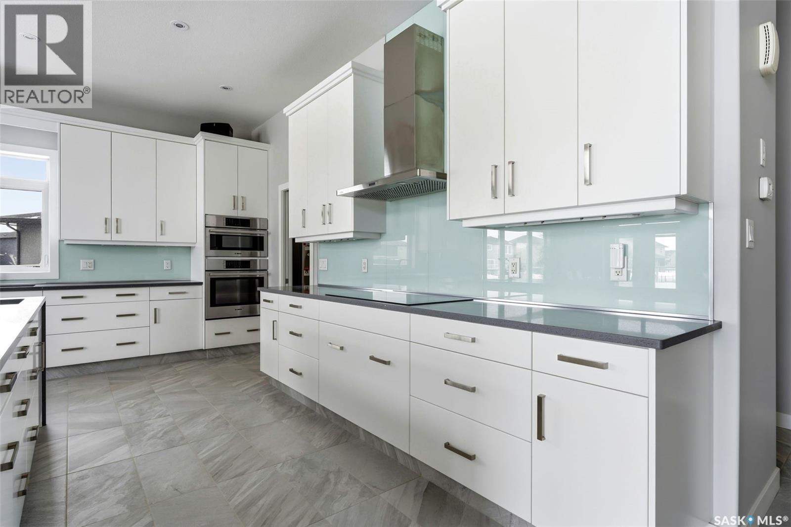 4822 Green View Crescent E, Regina, SK - Indoor Photo Showing Kitchen With Upgraded Kitchen