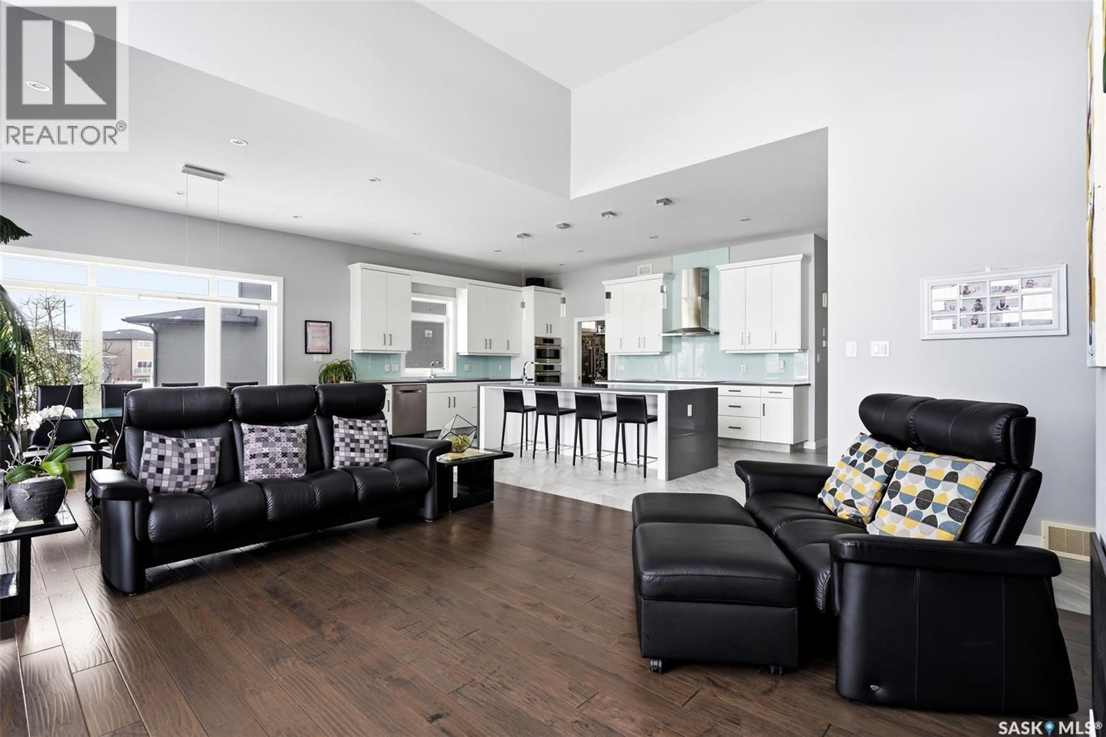 4822 Green View Crescent E, Regina, SK - Indoor Photo Showing Living Room