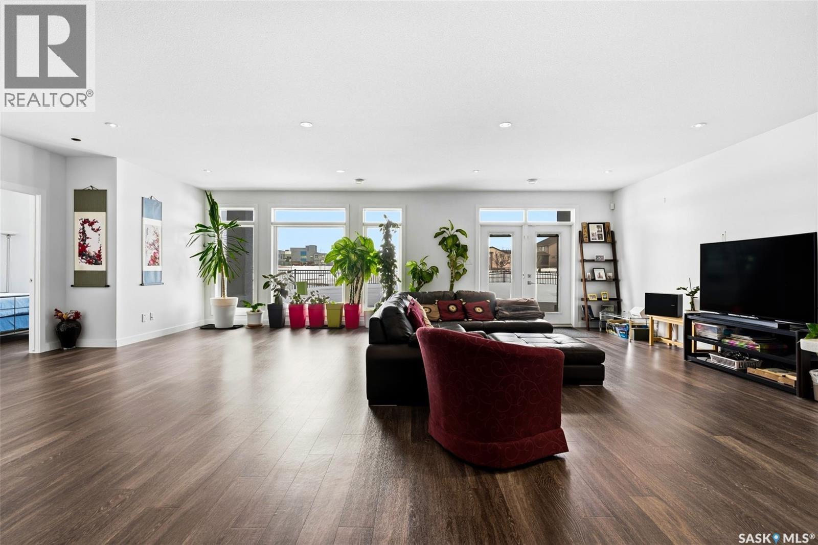 4822 Green View Crescent E, Regina, SK - Indoor Photo Showing Living Room