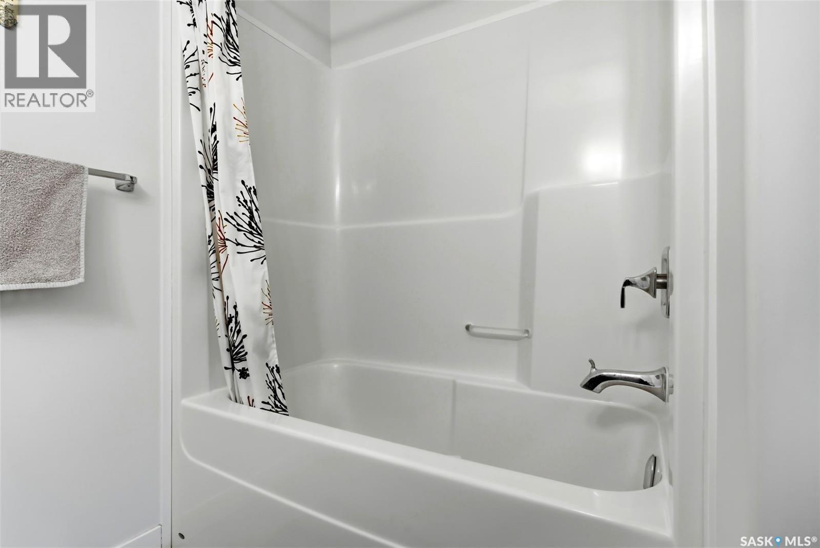4822 Green View Crescent E, Regina, SK - Indoor Photo Showing Bathroom