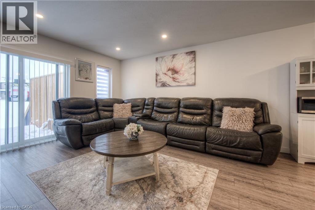 91 Pony Way, Kitchener, ON - Indoor Photo Showing Living Room
