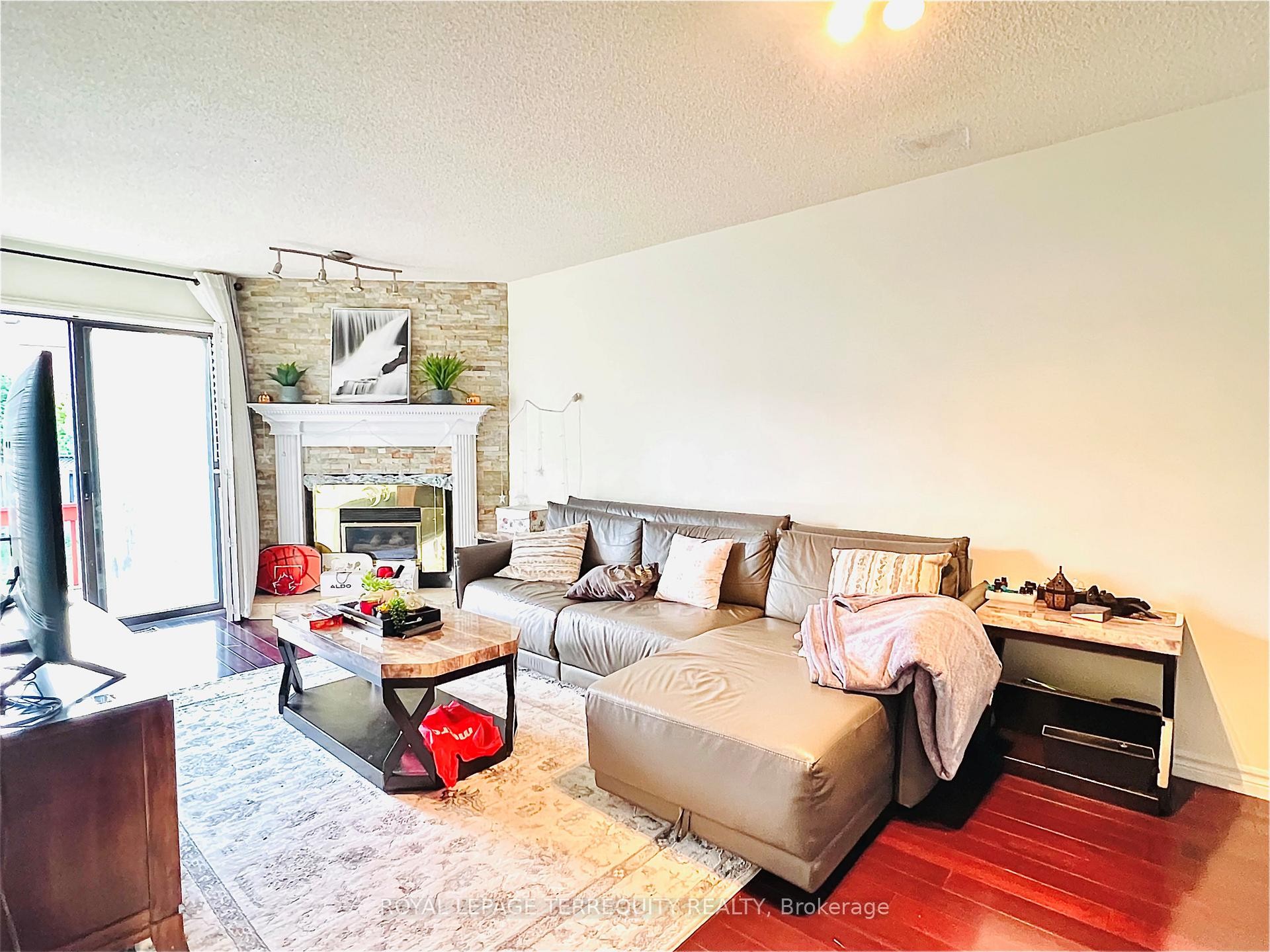 531 Loretta Court, Mississauga, ON - Indoor Photo Showing Living Room With Fireplace