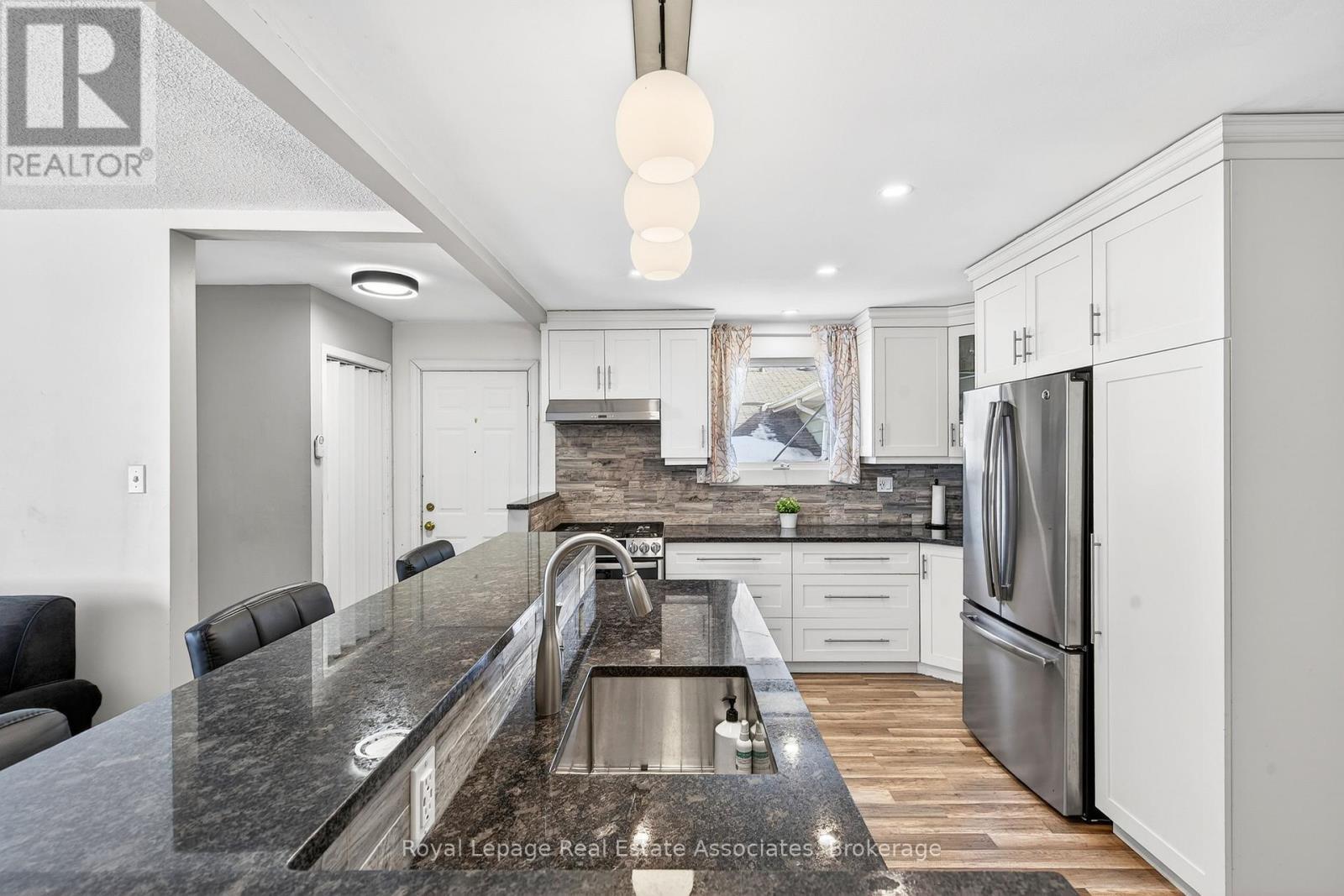 503 Stone Church Road W, Hamilton, ON - Indoor Photo Showing Kitchen With Upgraded Kitchen