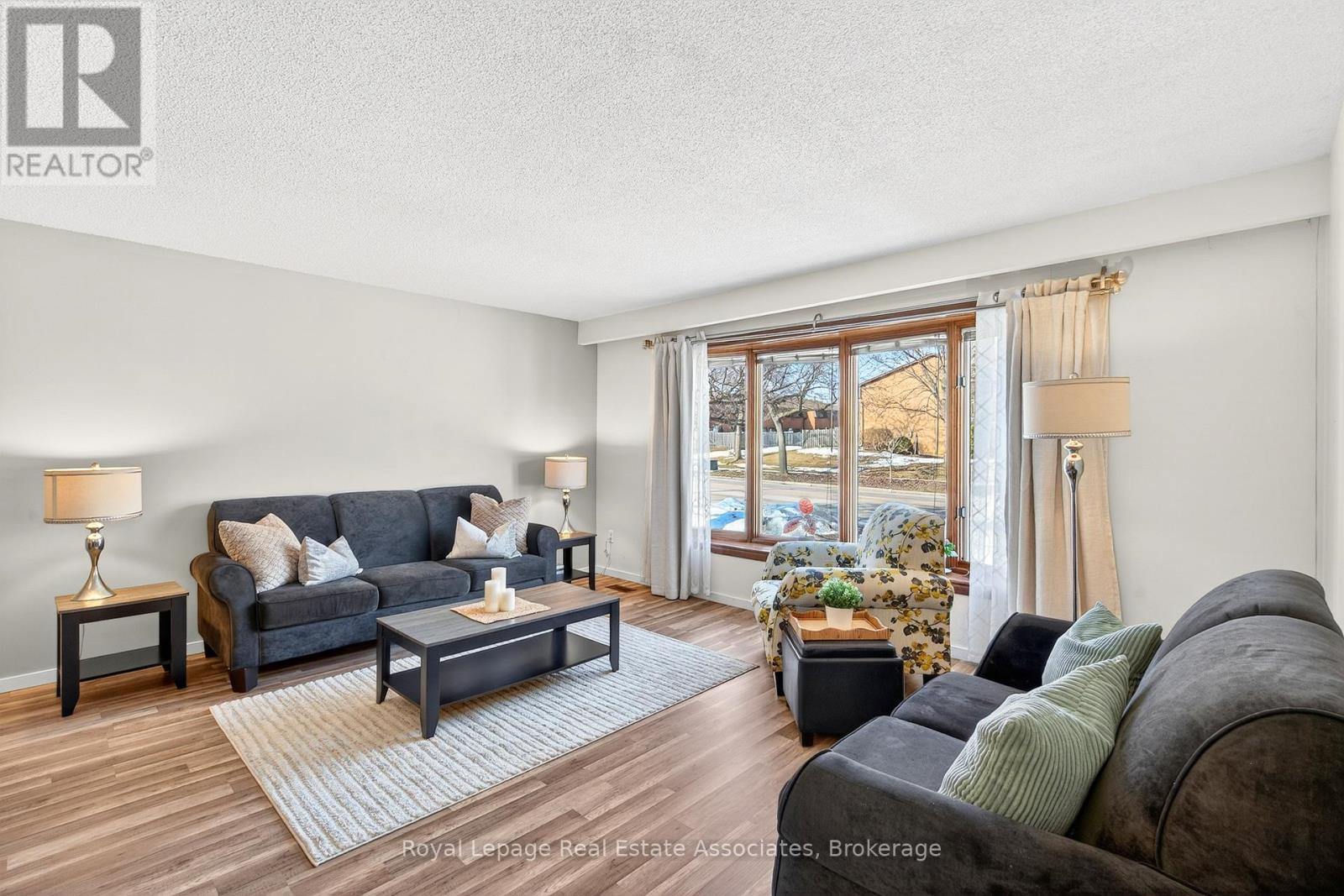 503 Stone Church Road W, Hamilton, ON - Indoor Photo Showing Living Room