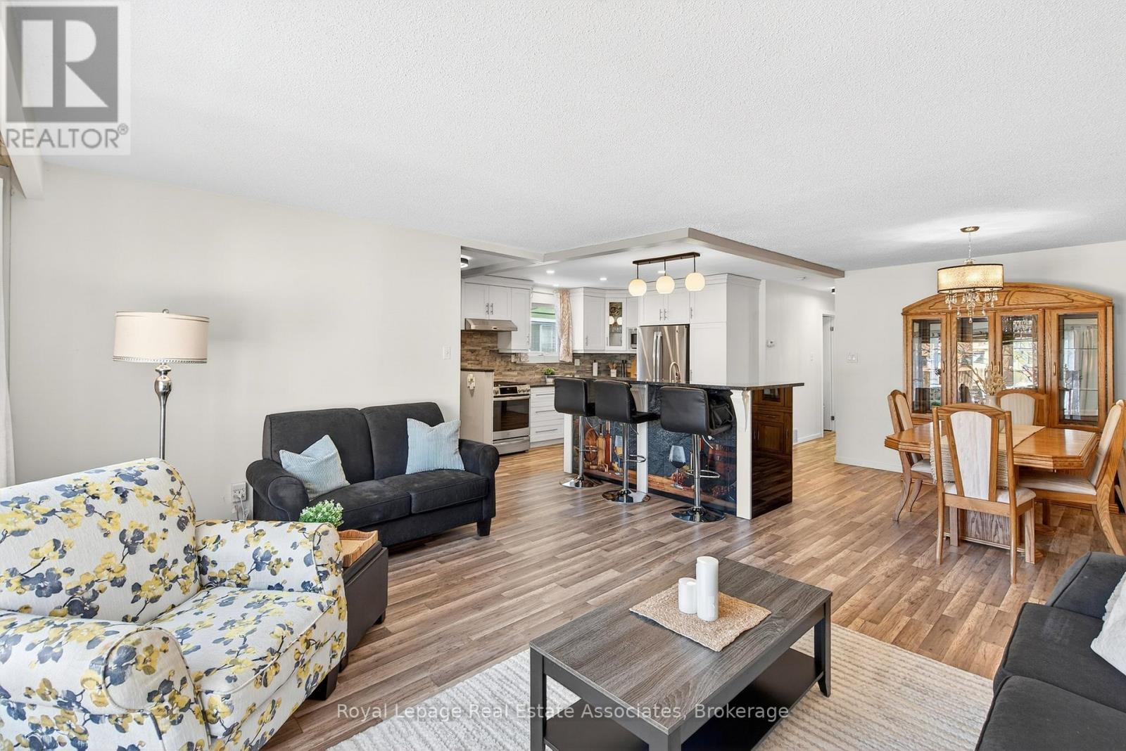 503 Stone Church Road W, Hamilton, ON - Indoor Photo Showing Living Room