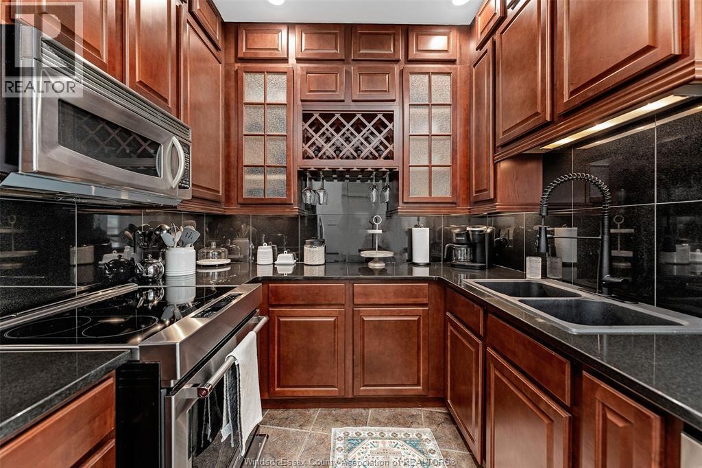 1225 Riverside Drive Unit# 404, Windsor, ON - Indoor Photo Showing Kitchen With Double Sink