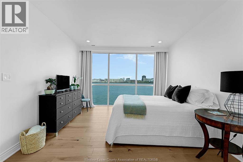 1225 Riverside Drive Unit# 404, Windsor, ON - Indoor Photo Showing Bedroom