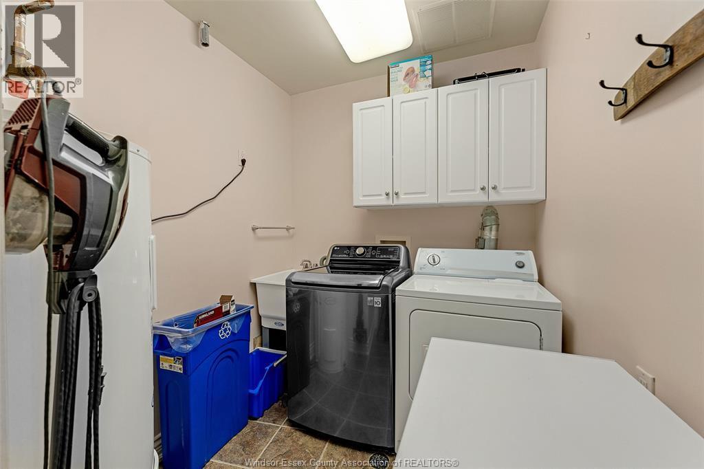 1225 Riverside Drive Unit# 404, Windsor, ON - Indoor Photo Showing Laundry Room