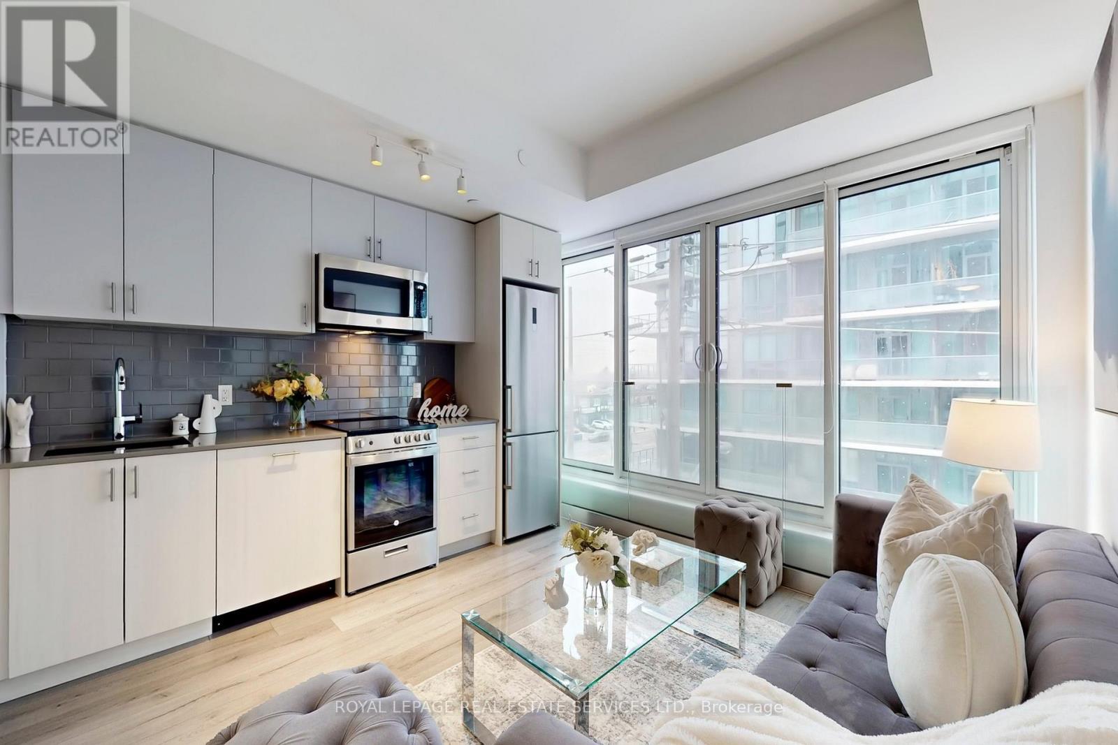 310 - 1195 The Queensway, Toronto, ON - Indoor Photo Showing Other Room