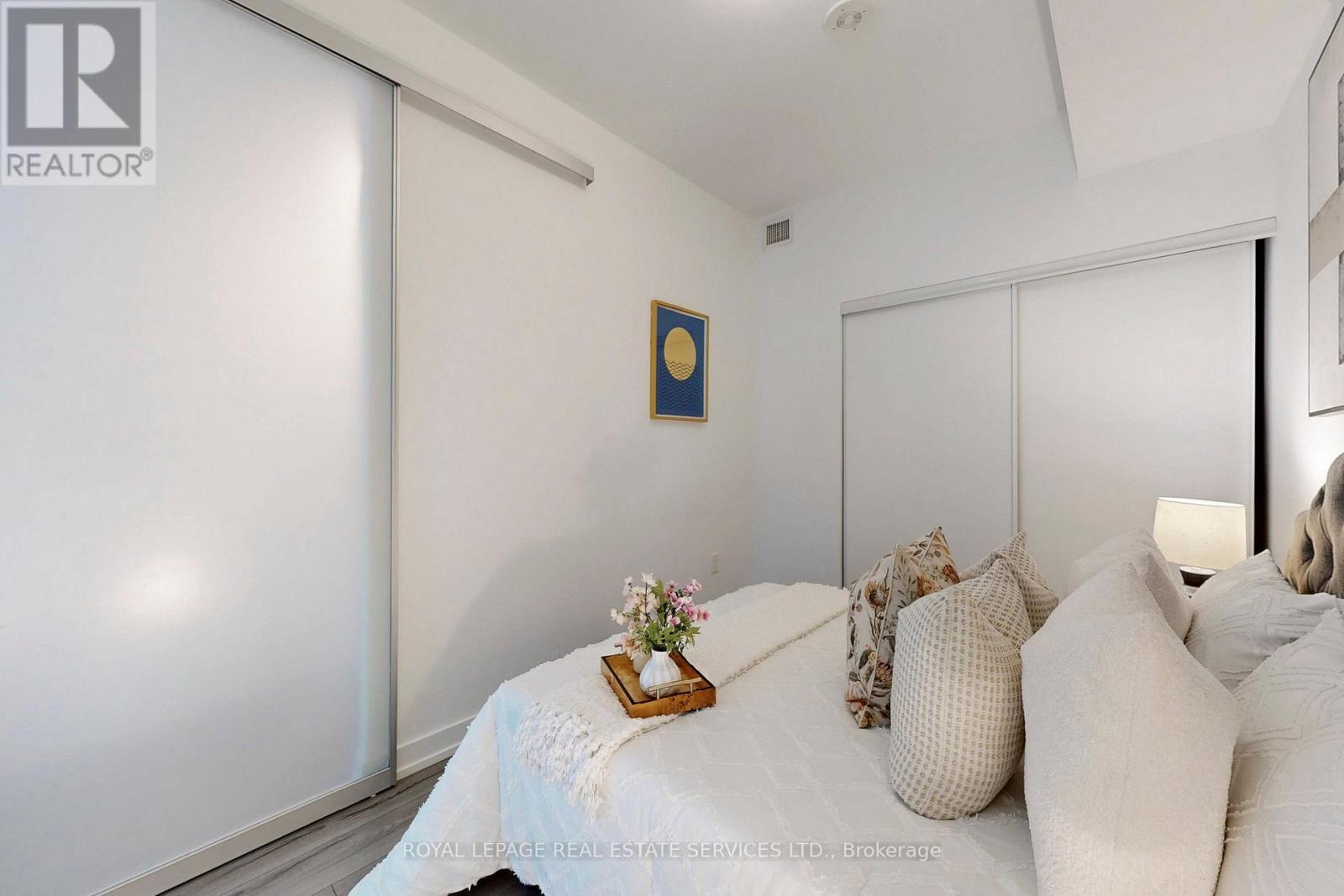 310 - 1195 The Queensway, Toronto, ON - Indoor Photo Showing Bedroom