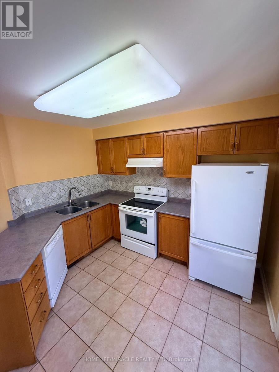 137 Pressed Brick Drive, Brampton, ON - Indoor Photo Showing Kitchen With Double Sink