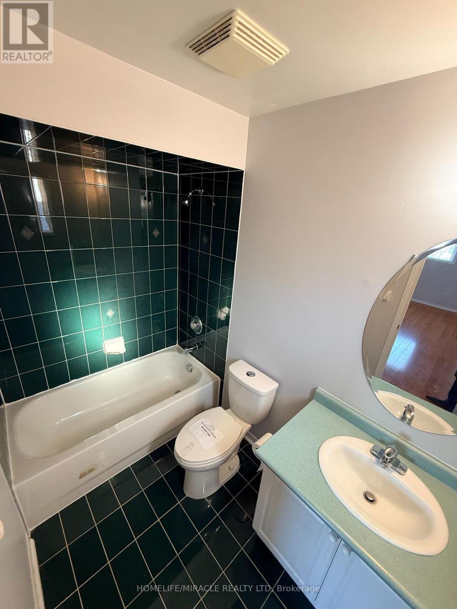 137 Pressed Brick Drive, Brampton, ON - Indoor Photo Showing Bathroom