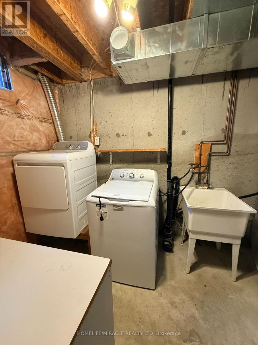 137 Pressed Brick Drive, Brampton, ON - Indoor Photo Showing Laundry Room