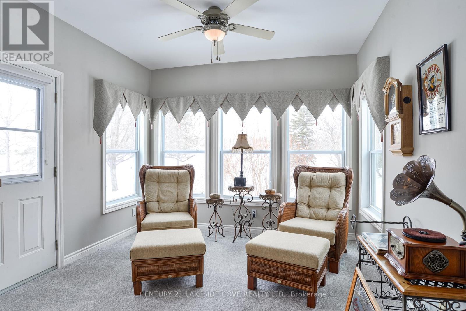 2811 Stephen Drive, Ramara, ON - Indoor Photo Showing Living Room