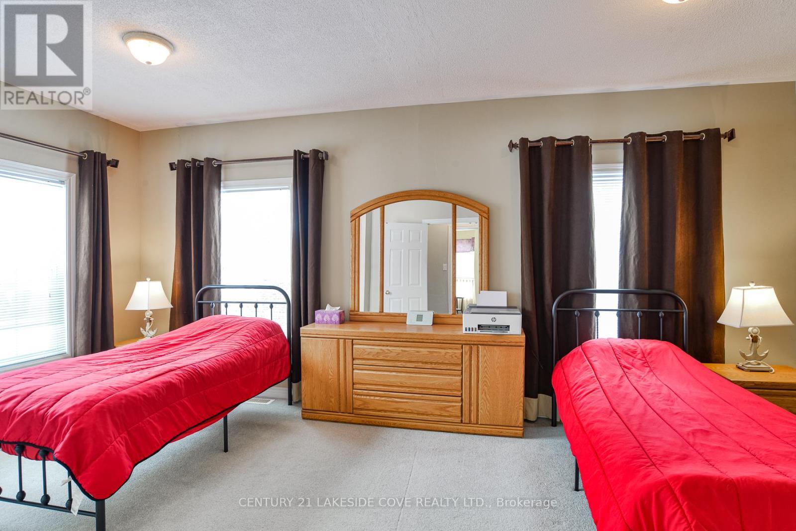 2811 Stephen Drive, Ramara, ON - Indoor Photo Showing Bedroom