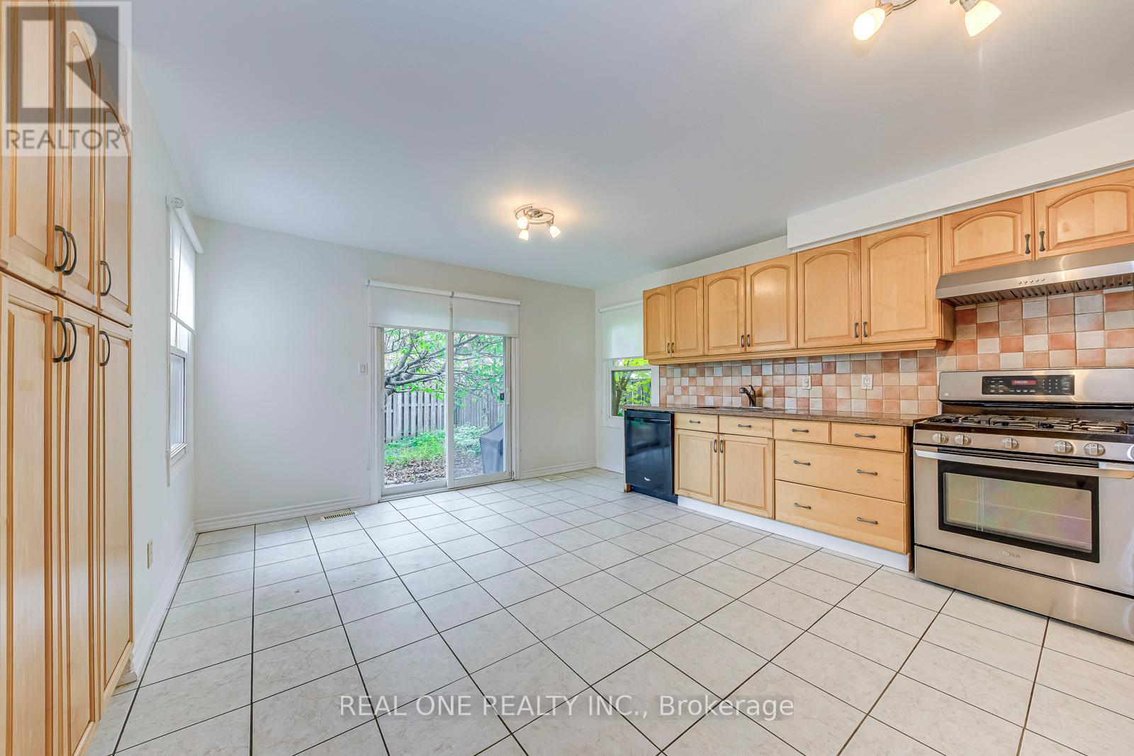 220 Kingsbridge Garden Circle, Mississauga, ON - Indoor Photo Showing Kitchen