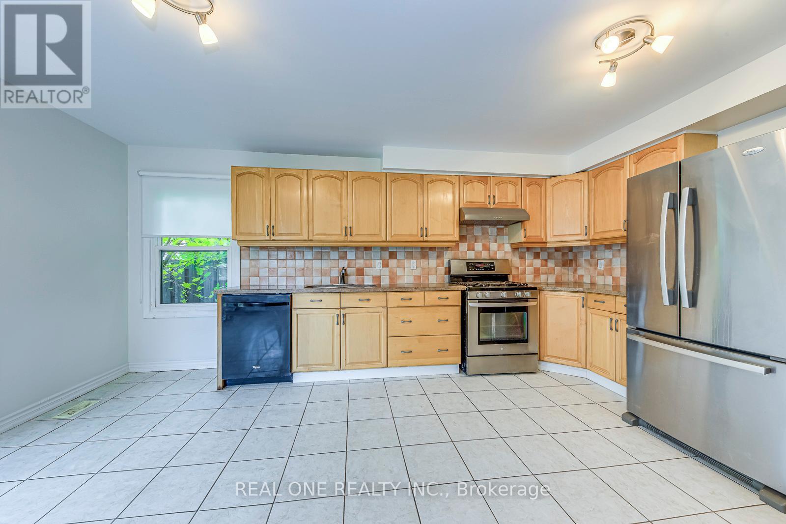 220 Kingsbridge Garden Circle, Mississauga, ON - Indoor Photo Showing Kitchen