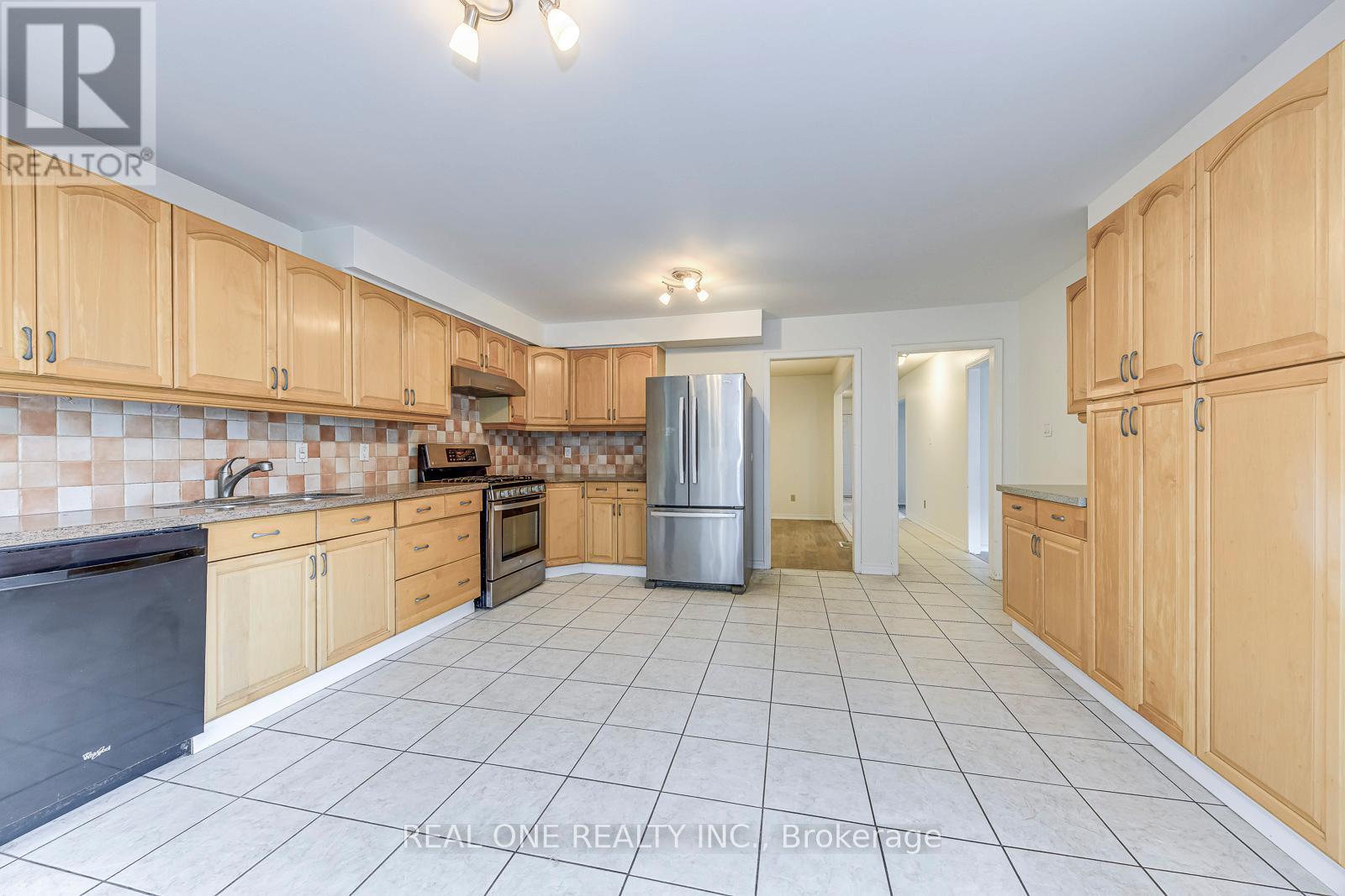 220 Kingsbridge Garden Circle, Mississauga, ON - Indoor Photo Showing Kitchen