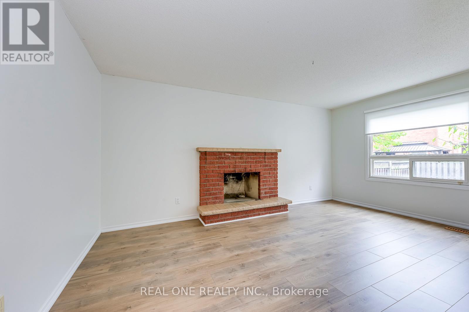 220 Kingsbridge Garden Circle, Mississauga, ON - Indoor Photo Showing Living Room With Fireplace