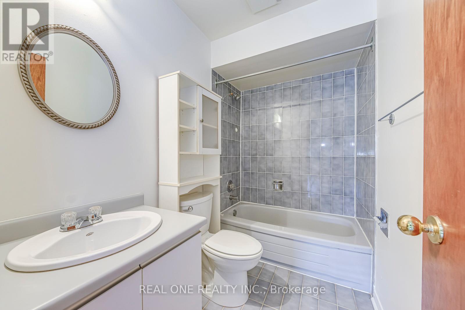 220 Kingsbridge Garden Circle, Mississauga, ON - Indoor Photo Showing Bathroom