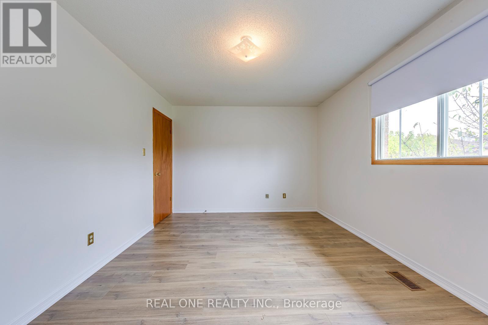 220 Kingsbridge Garden Circle, Mississauga, ON - Indoor Photo Showing Other Room