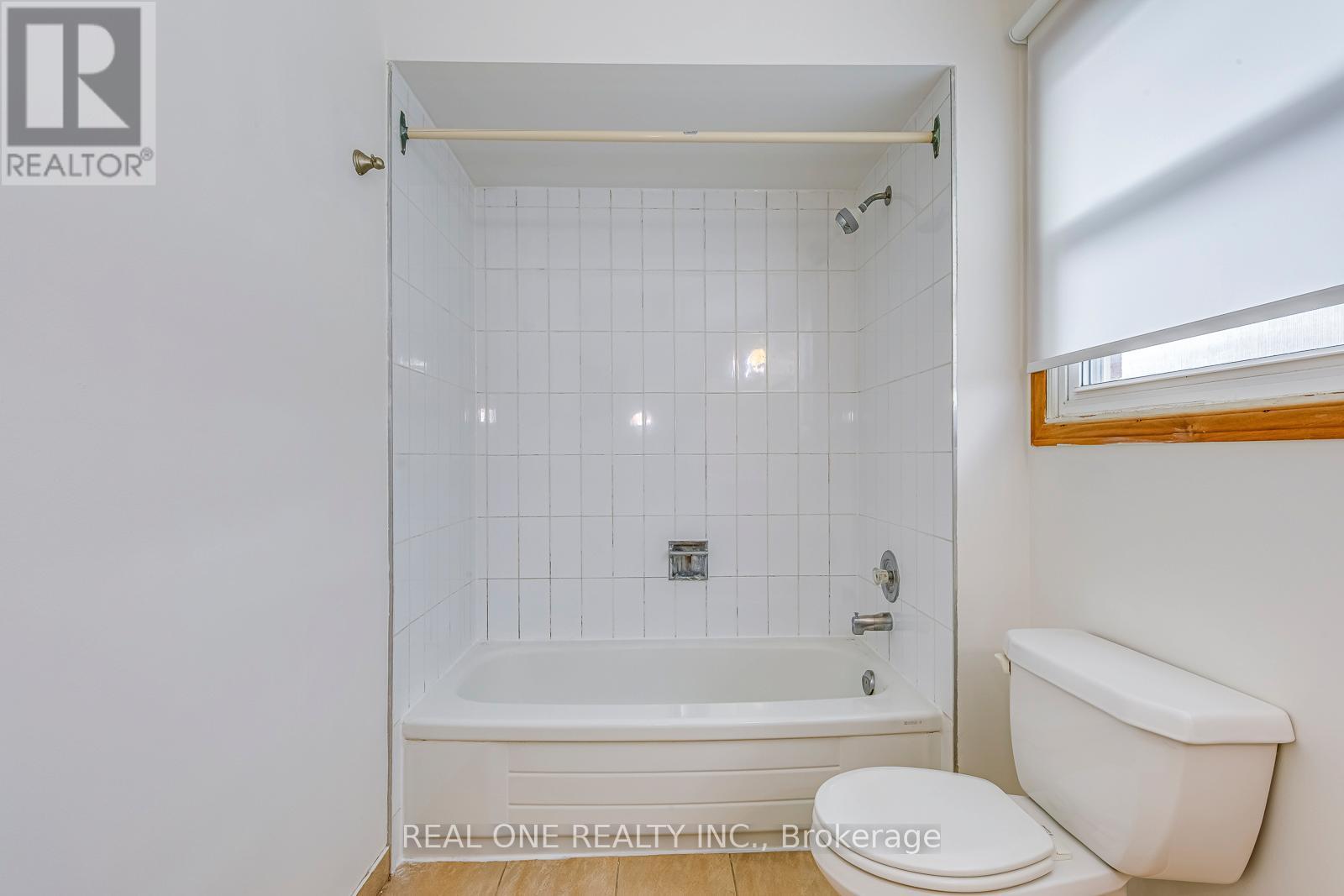 220 Kingsbridge Garden Circle, Mississauga, ON - Indoor Photo Showing Bathroom