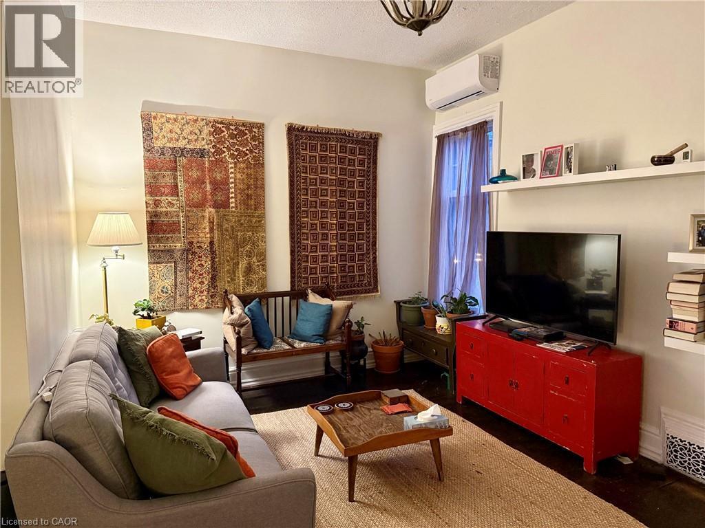 134 Stinson Street, Hamilton, ON - Indoor Photo Showing Living Room