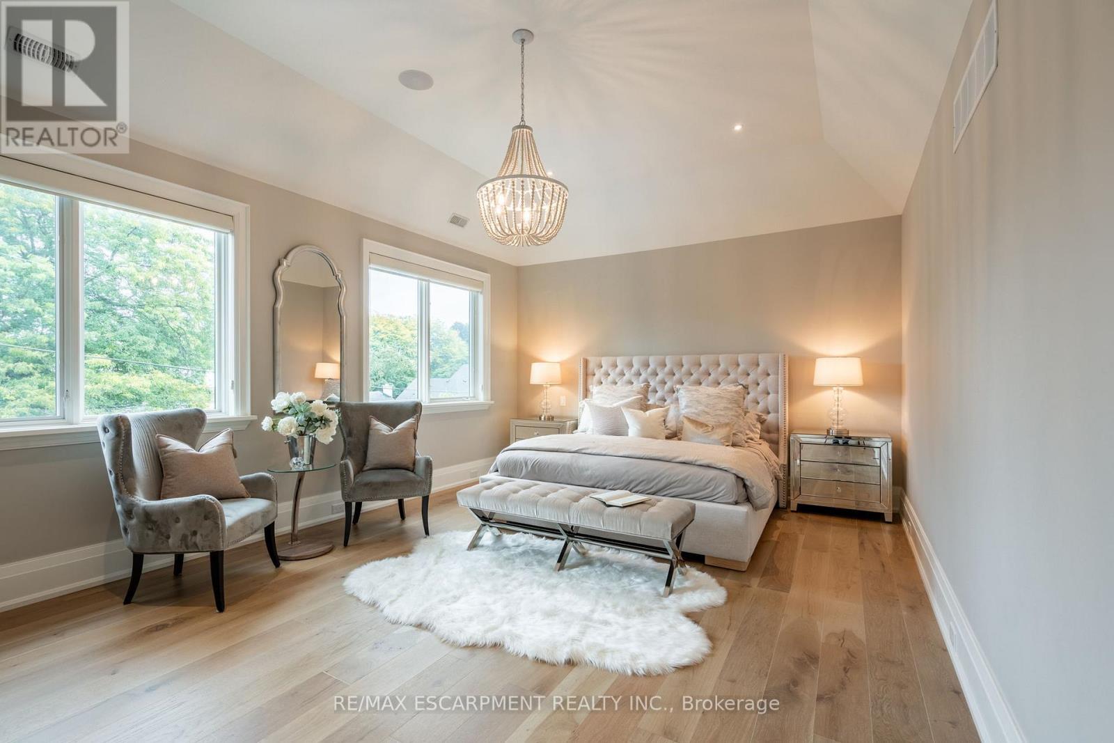 385 Pine Cove Road, Burlington, ON - Indoor Photo Showing Bedroom