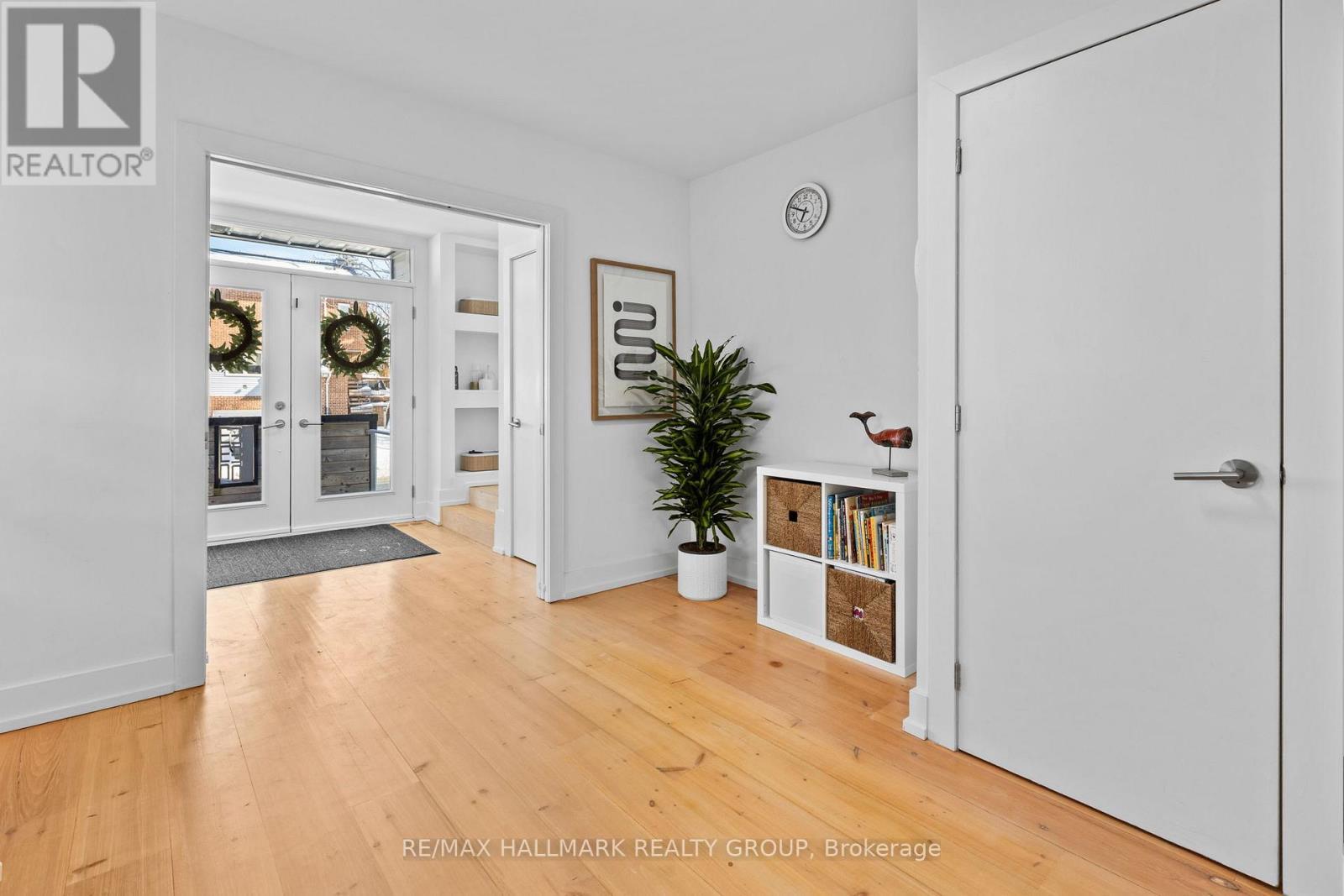 Main level foyer with hardwood - 330 Winona Avenue, Ottawa, ON - Indoor Photo Showing Other Room