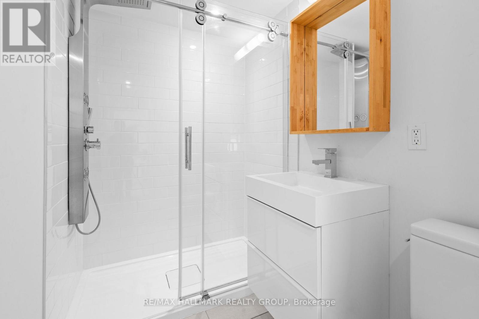 Main floor full bathroom - 330 Winona Avenue, Ottawa, ON - Indoor Photo Showing Bathroom