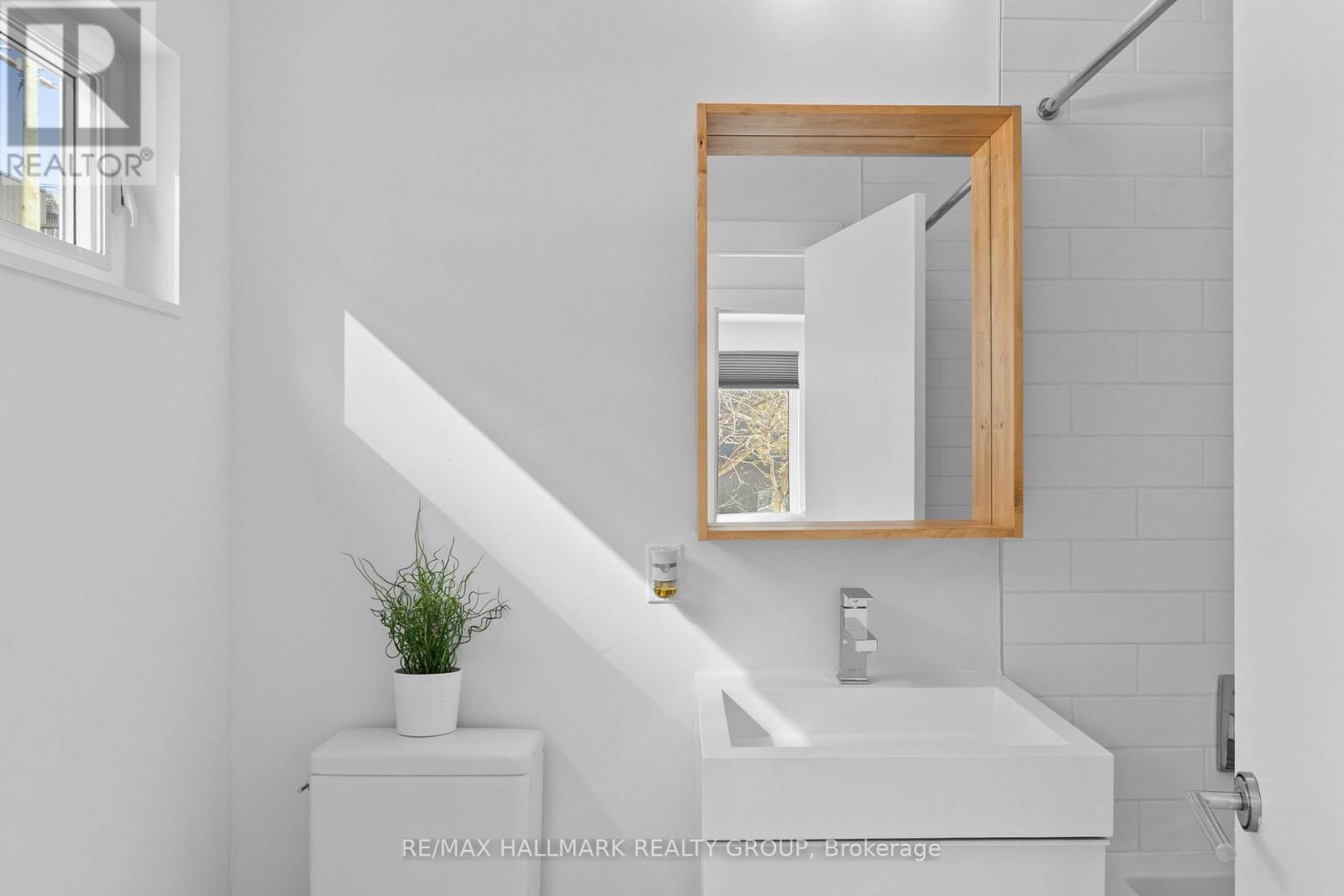 Second level main full bathroom - 330 Winona Avenue, Ottawa, ON - Indoor