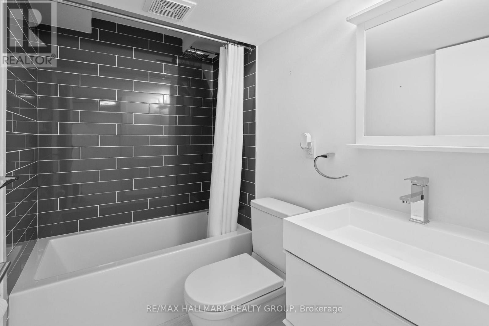 Lower level full bathroom - 330 Winona Avenue, Ottawa, ON - Indoor Photo Showing Bathroom