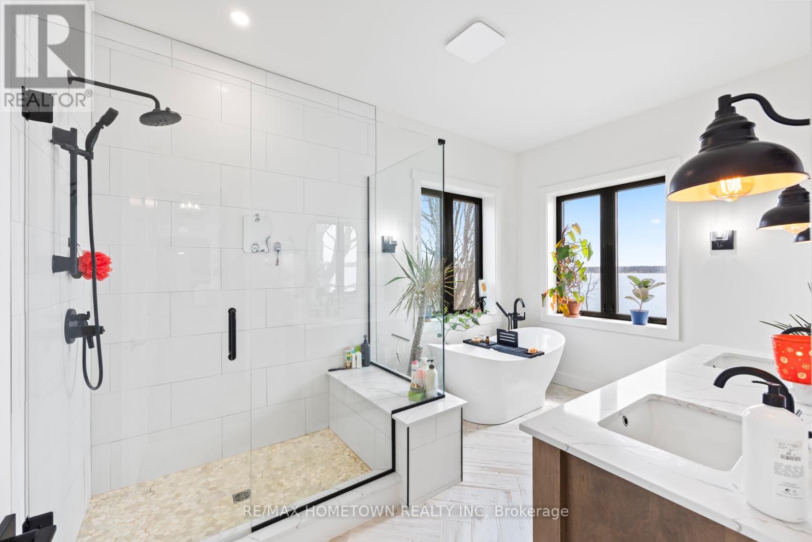 5 Shoreside Way, Augusta, ON - Indoor Photo Showing Bathroom