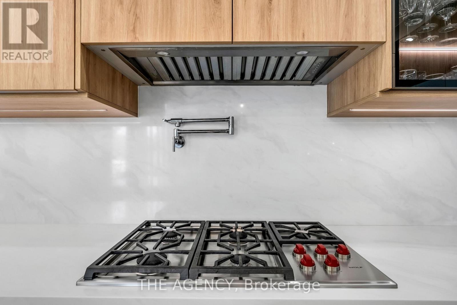 Wolf Gas Range cooktop w/custom hood & pot filler - 9 Earl Street, Mississauga, ON - Indoor